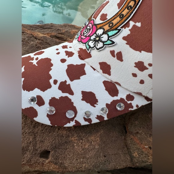 NEW! Horseshoe & Flowers Patch Hat - Picture 4 of 6